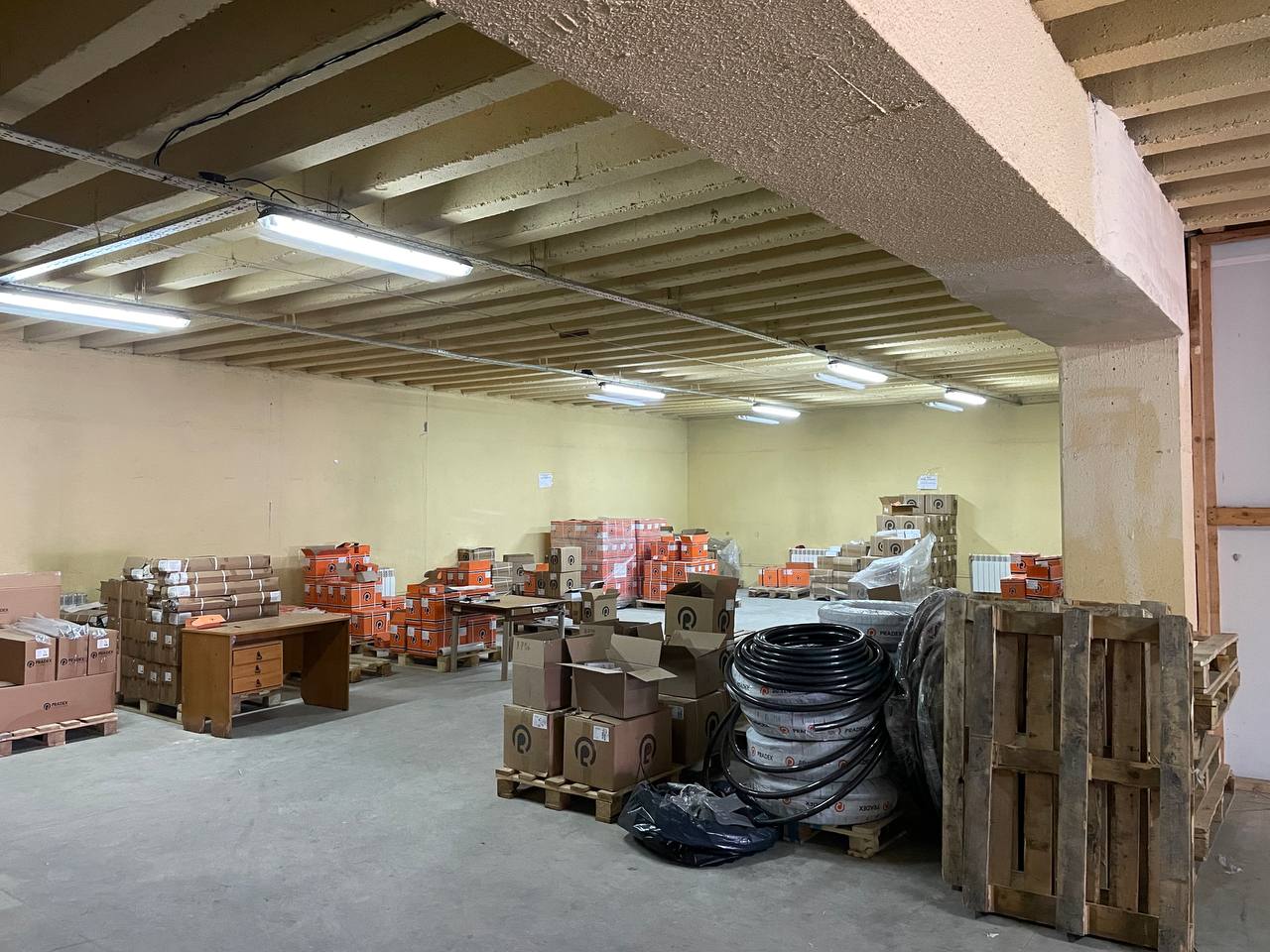 Низкое помещение с высотой потолков 3,2 метра и площадью 2 450,6 м², в котором установлено семь ворот, в том числе два специально для бусов и одни с пандусом, а также ровный бетонный пол