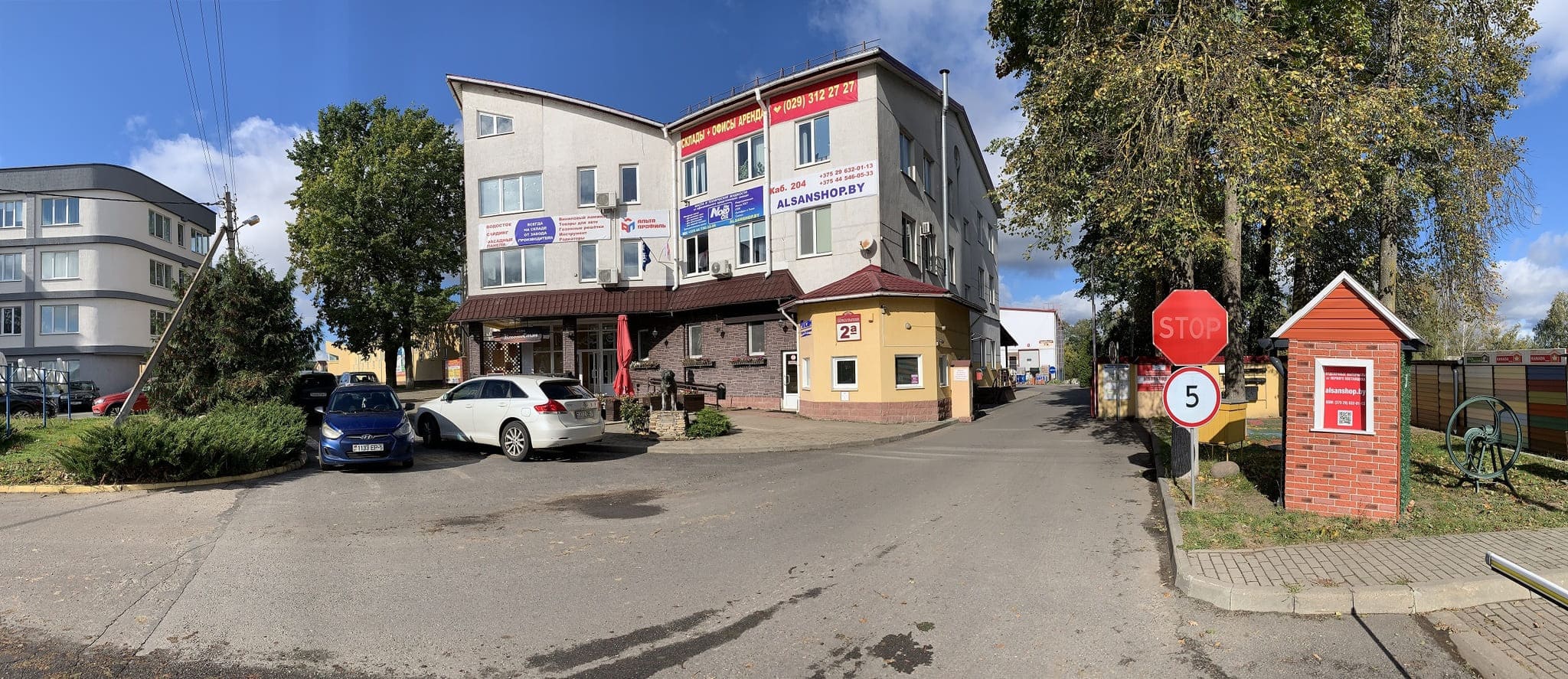 На первом этаже расположены кафе и магазин с отдельными входными группами, что обеспечивает легкий доступ и удобство как для сотрудников, так и для клиентов